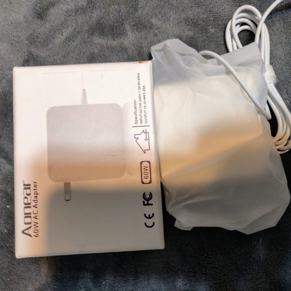 Adapter for MacBook (Aonear),new in box - Picture 2 of 3